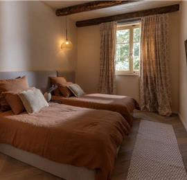  4 Bedroom Villa with Infinity Pool near Rovinj, Istria, Sleeps 8